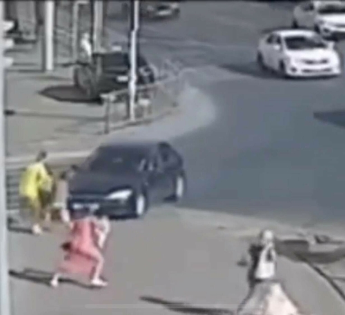 Мужчина сбивает ребенка. Машина сбивает ребенка на тротуаре.