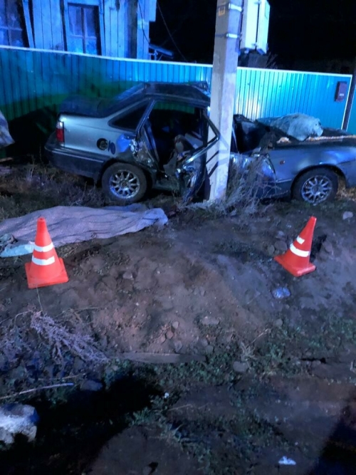 Авто на скорости влетело между забором и столбом в РТ, погибла пассажирка