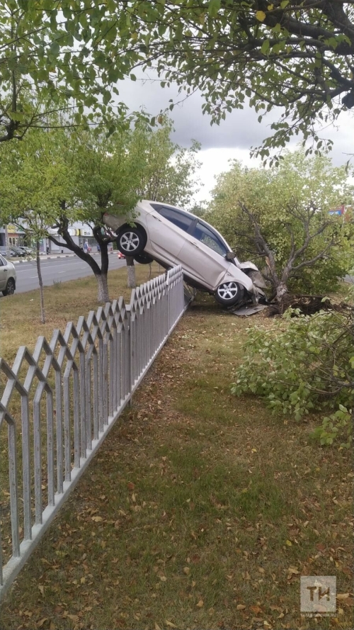 В Челнах иномарка задела другое авто, врезалась в дерево и повисла на заборе