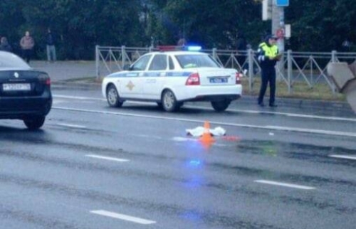 Появилось видео, как на проспекте Победы в Казани легковушка сбила пешехода