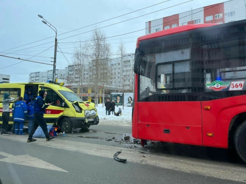 На Парина в Казани столкнулись автобус и скорая, пациентка скончалась
