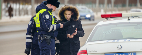 «Электронные права – это удобно»: инспекторы ДПС показали процесс их проверки на дороге