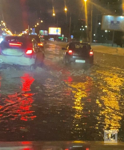 Очевидцы сняли на видео затопленную водой улицу Вахитова в Казани