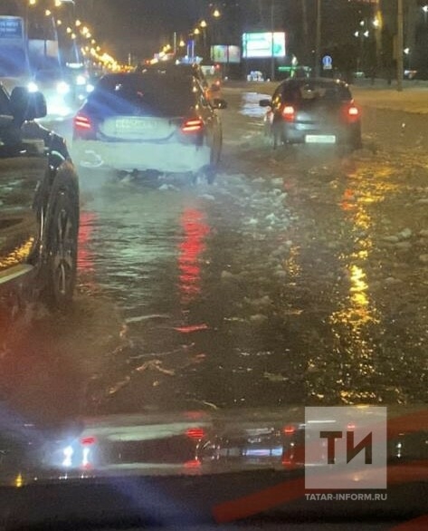 Мэрия: Улицу Вахитова в Казани затопило из-за аварии на пожарном гидранте