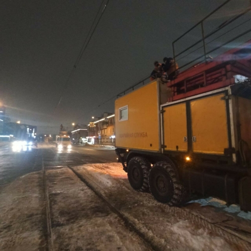 Ночью в Казани водитель «КАМАЗа» оборвал трамвайные провода и скрылся