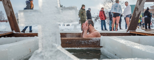 «Это народная околоцерковная забава»: священнослужители и медики о купании в Крещение