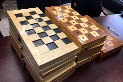 Осужденные в колониях РТ изготовили шахматы и шашки для незрячих