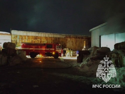 Рано утром на Тэцевской в Казани вспыхнул склад прессованной бумаги