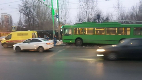 Уходя от столкновения, водитель казанского троллейбуса протаранил забор