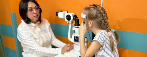 «Сын начал терять зрение в год»: как в ДРКБ борются с генетической слепотой у детей