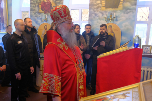 «Что бы ни было, человек остается человеком»: владыка Кирилл возглавил службу в ИК № 19