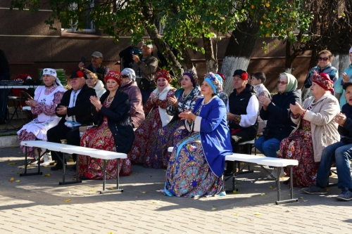 В Бугульме пожилых людей порадовали праздничной сельскохозяйственной ярмаркой