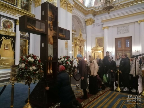 В Казанском соборе началась Литургия у 600-летнего Годеновского Креста