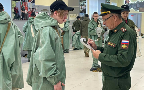 «Учим их быть мужчинами»: как старшеклассники из Татарстана осваивают военное ремесло