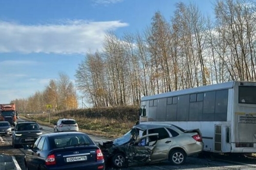 На трассе в РТ водитель легковушки, обгоняя автобус, врезался в «ГАЗель», двое пострадали