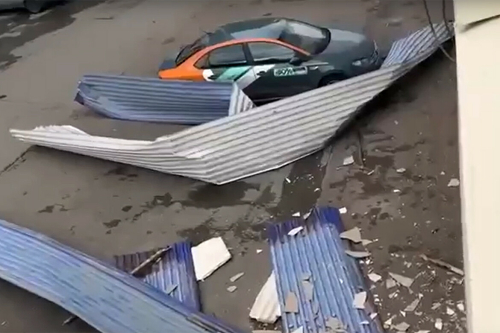 Видео: В Казани ветер сорвал профнастил с крыши аквапарка «Барионикс»