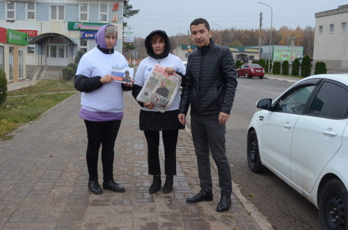 На улицах горожанам Бавлов рассказали о выплатах и мерах поддержки семей бойцов СВО
