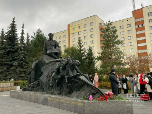 К 104-летию Мустая Карима в Казани возложили цветы к памятнику народного поэта