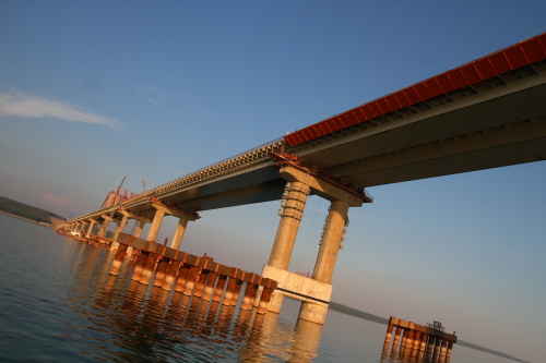 На мосту через Волгу трассы М12 в Татарстане завершилась укладка асфальта