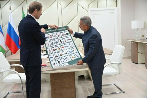 Мантуров подарил Минниханову первый комплект Азбуки промышленности