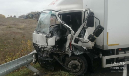 Водителя грузовика зажало в салоне после столкновения с легковушкой в Буинском районе