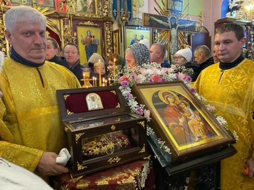 В Петропавловский храм Кукмора доставили уникальные святыни православного мира
