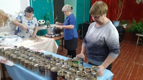 «Мысль о парнях в окопах не дает покоя»: нижнекамцы делают блиндажные свечи для СВО