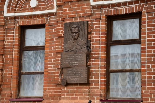 На Бугульминском драмтеатре установили памятную доску в честь 95-летия Баталова