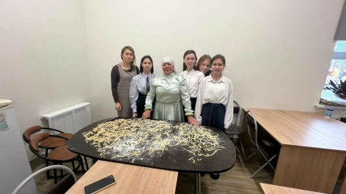 В Зеленодольском районе старшеклассницы приготовили лапшу для бойцов СВО