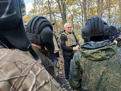 Гендиректор КАМАЗа Сергей Когогин передал спецтехнику и памятные часы бойцам СВО