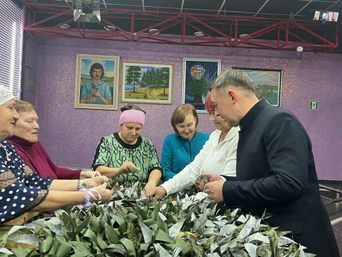 Глава Агрызского района присоединился к плетению масксетей для бойцов СВО
