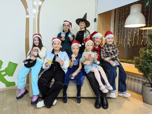 В Нижнекамске дети бойцов СВО расписали деревянные спилы в Мастерской елочной игрушки