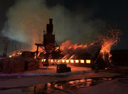 Крупный пожар случился на территории цеха по переработке дерева в Набережных Челнах