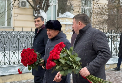 Минниханов в Москве возложил цветы к памятнику врачам, погибшим в пандемию Covid-19