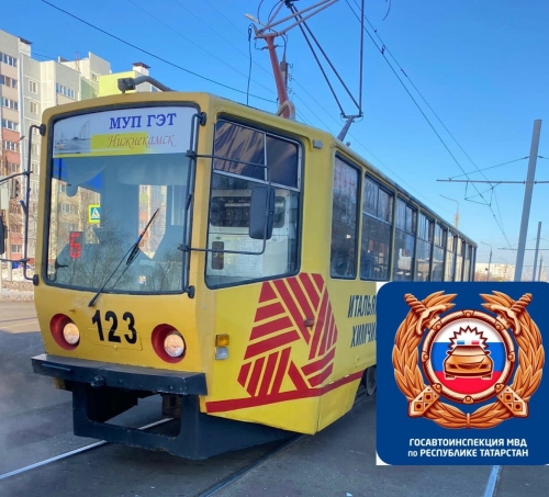В Нижнекамске 87-летний пенсионер на «Ниве» врезался в трамвай