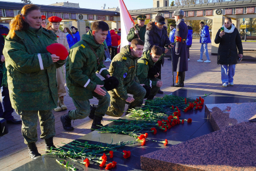 Молодежь Татарстана возложила цветы к Вечному огню в казанском парке Победы