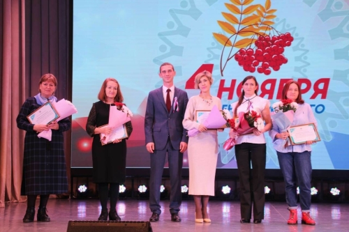 В Менделеевске ко Дню народного единства наградили волонтеров за поддержку бойцов СВО