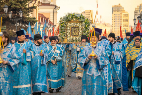 В Казани начался крестный ход в честь дня Казанской иконы Божией Матери