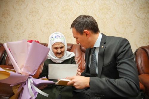 Глава Альметьевского района поздравил участницу войны с вековым юбилеем