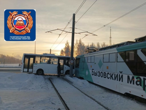 В Нижнекамске водитель автобуса не уступил дорогу и врезался в трамвай