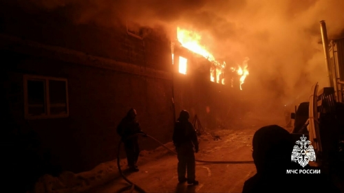 Ночью в Челнах загорелось здание мебельного цеха