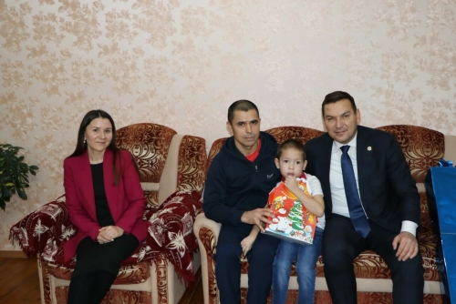 Глава Апастово подарил мальчику инвентарь для реабилитации после кровоизлияния в мозг