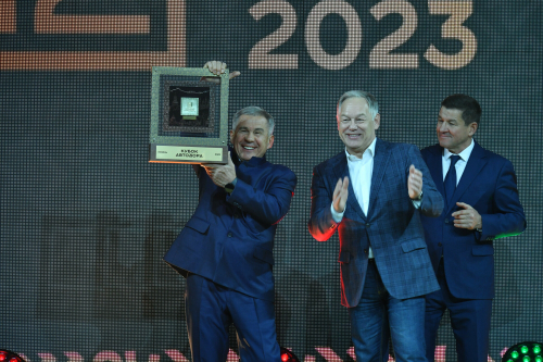 «Мы построили трассу М12 все вместе»: Петушенко вручил Минниханову Кубок Автодора