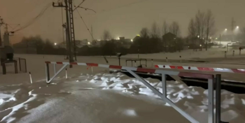 Видео: Под Казанью поезд снес застрявшую на рельсах машину