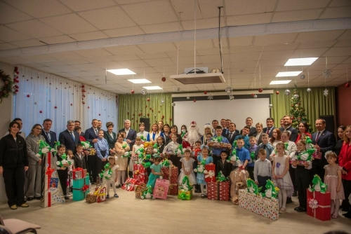 «Мечты сбываются»: мэр Челнов и депутаты вручили подарки детям из приюта «Асылтыш»