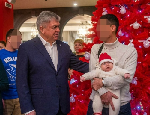 «Могут гордиться героическими отцами»: Магдеев поздравил детей бойцов СВО на «Елке мэра»