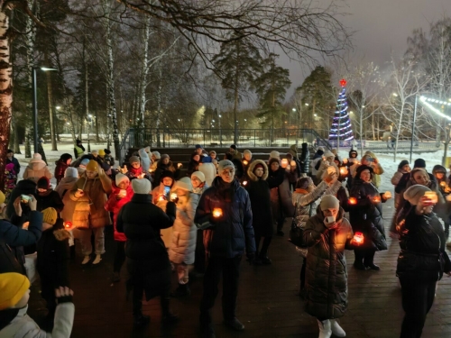 Жители Казани зажгли свечи в поддержку людей, борющихся с раком
