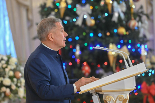 Рустам Минниханов в Казанском Кремле вручил госнаграды 55 выдающимся татарстанцам
