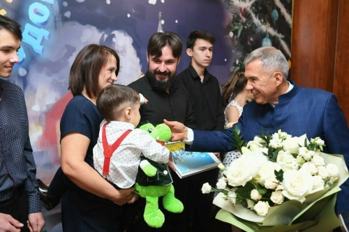 Минниханов встретился с семьей из Татарстана, которая воспитывает 9 детей