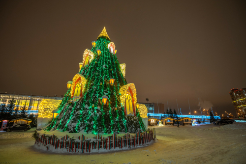Катание на багги, санях и самый высокий Дед Мороз Казани: открывается елка на ипподроме